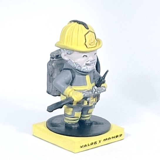 Figura 3D de bombero con manguera vista lateral izquierda, mostrando perfil con herramienta y equipo completo