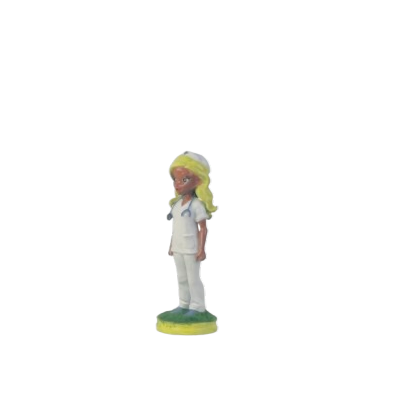 Figura 3D doctora rubia vista tres cuartos con uniforme blanco y base verde – detalle impresión 3D artesanal