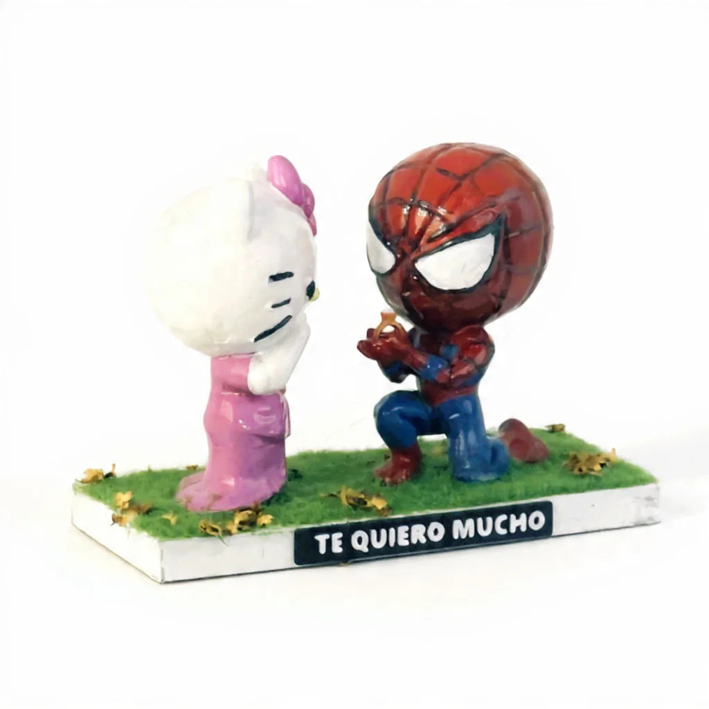 Figura 3D Spiderman y Hello Kitty vista lateral derecha