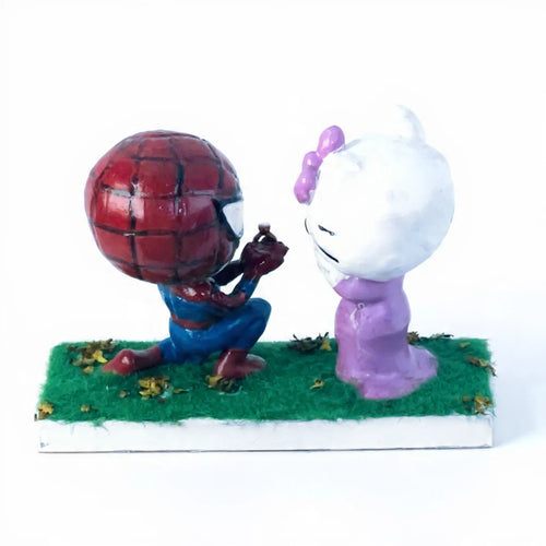 Vista trasera figura 3D Spiderman arrodillado frente a Hello Kitty