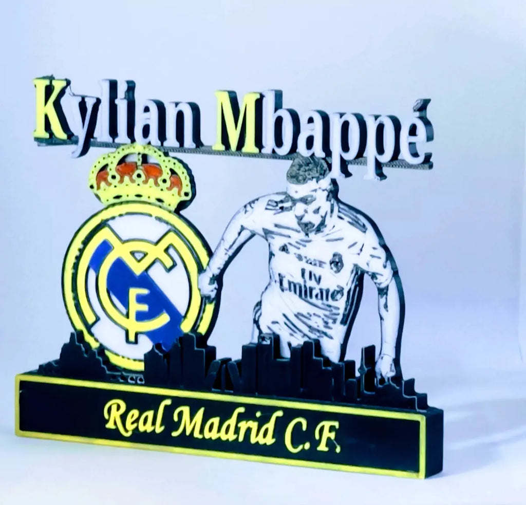 Figura coleccionable Mbappé Real Madrid C.F. impresión 3D vista tres cuartos con skyline Madrid
