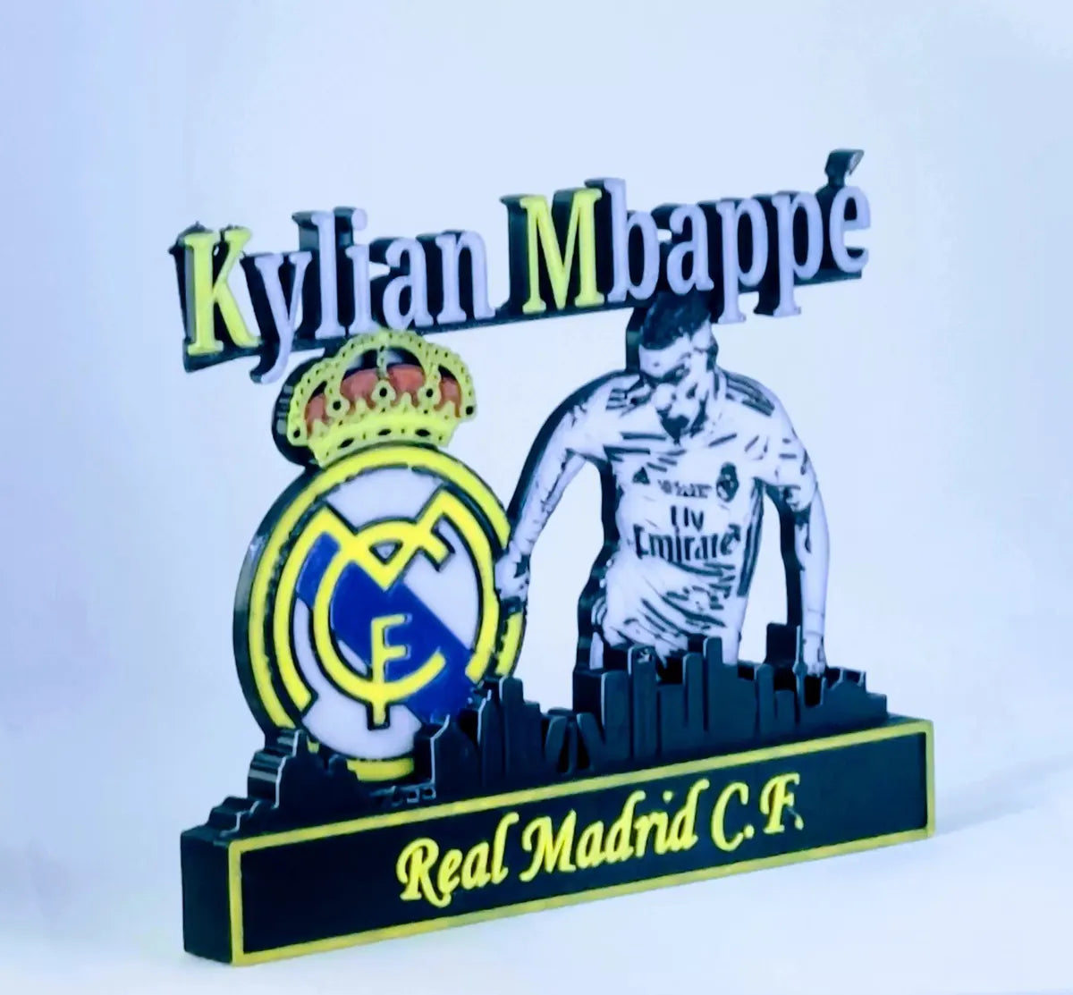 Kylian Mbappé impresión 3D Real Madrid vista lateral derecha detalle nombre en relieve amarillo y blanco