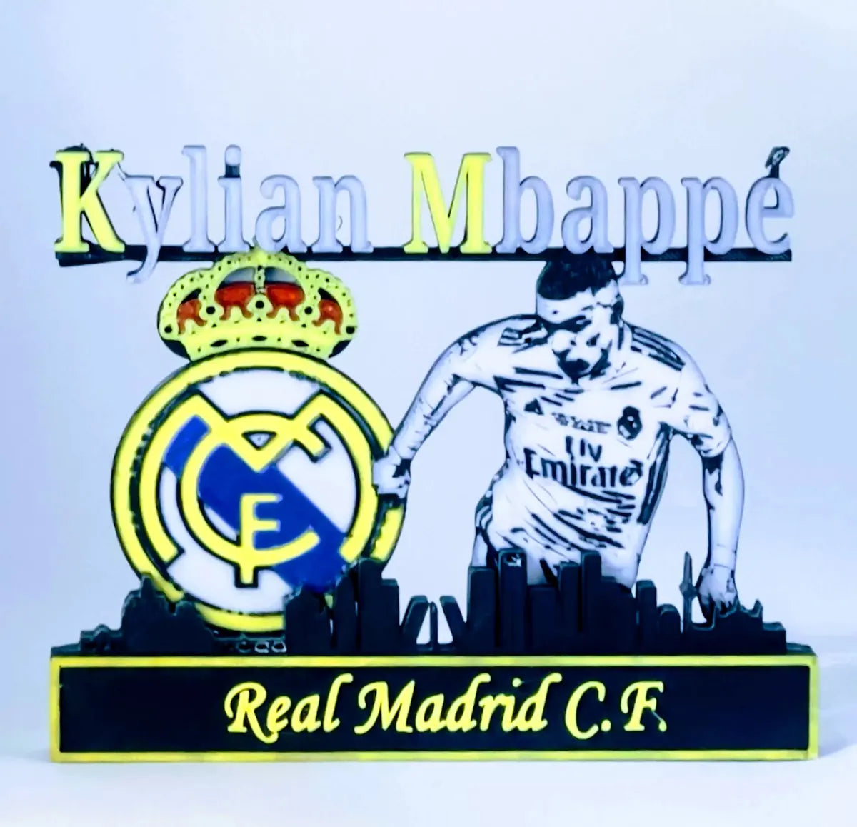 Figura Kylian Mbappé Real Madrid impresión 3D vista frontal con escudo y corona