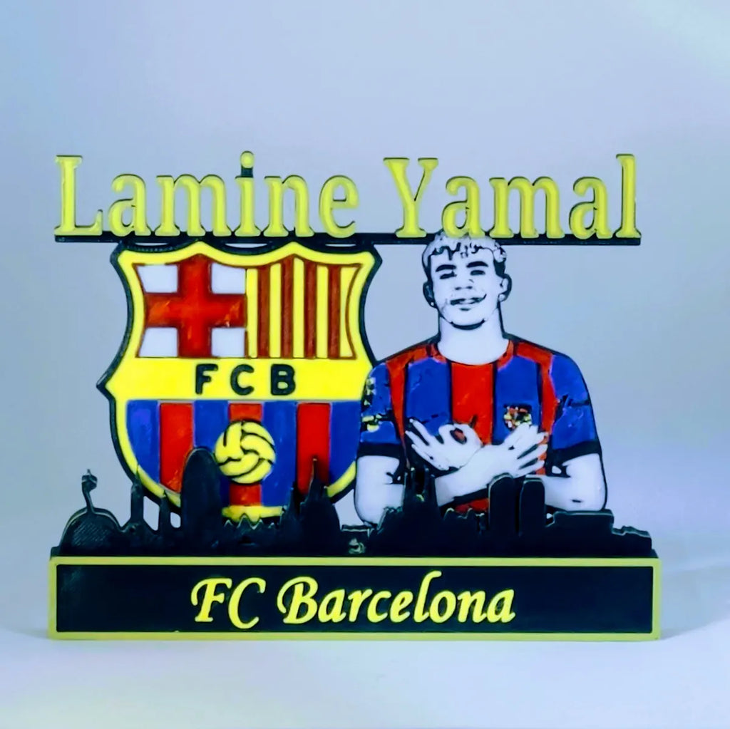 Figura Lamine Yamal FC Barcelona impresión 3D vista frontal completa con escudo y skyline de Barcelona