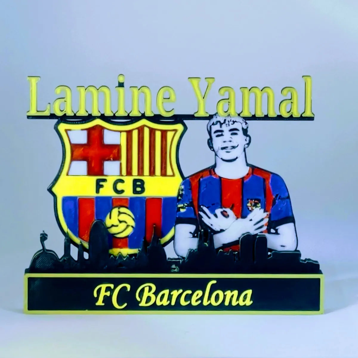 Figura Lamine Yamal FC Barcelona impresión 3D vista frontal completa con escudo y skyline de Barcelona