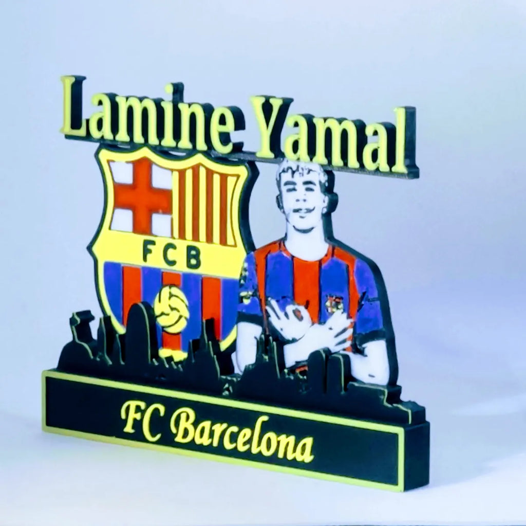 Lamine Yamal impresión 3D FC Barcelona vista lateral izquierda detalle escudo FCB y nombre en amarillo