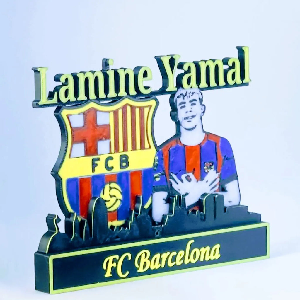 Figura coleccionable Lamine Yamal Barça impresión 3D primer plano detalle camiseta azulgrana y gesto manos