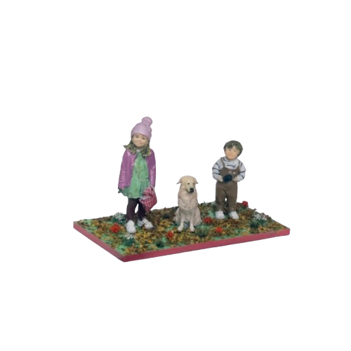 Figura 3D personalizada frontal de niña con gorro rosa, niño con peto y perro labrador – miniatura familiar TRES D