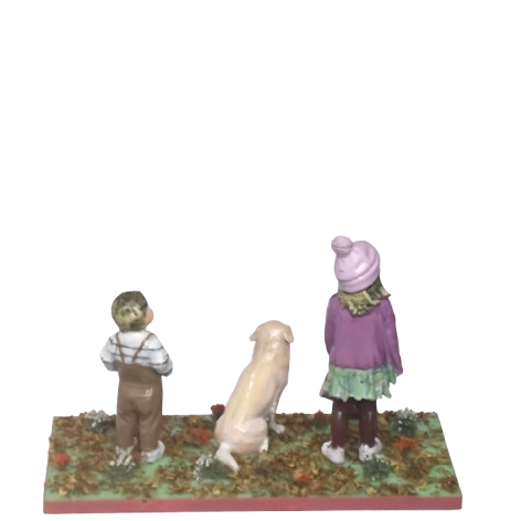 Miniatura personalizada 3D vista trasera de dos hermanos con perro labrador sobre base de jardín otoñal