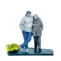 Figura pareja de ancianos vista frontal completa abrazados