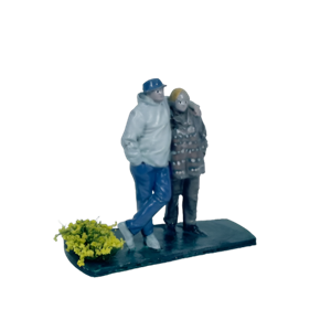 Figura pareja de ancianos abrazados paseando vista frontal tres cuartos, hombre con gorra azul
