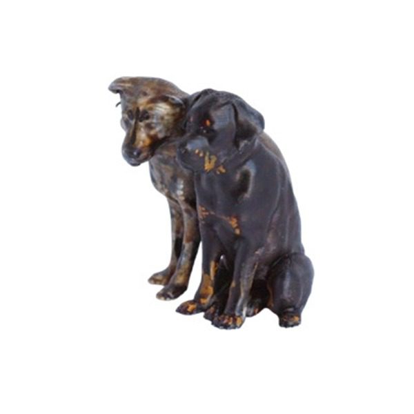Dos figuritas de perros en 3D colocadas en estantería blanca de salón, ejemplo de retrato de mascota personalizado