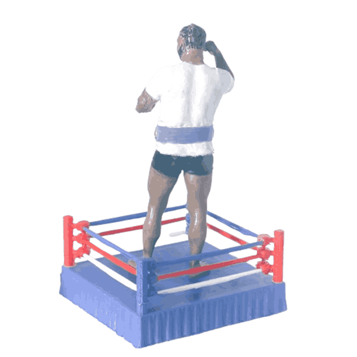 Figura boxeador personalizada vista trasera con camiseta blanca y cinturón morado sobre ring boxeo