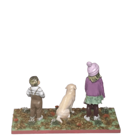 Miniatura personalizada 3D vista trasera de dos hermanos con perro labrador sobre base de jardín otoñal