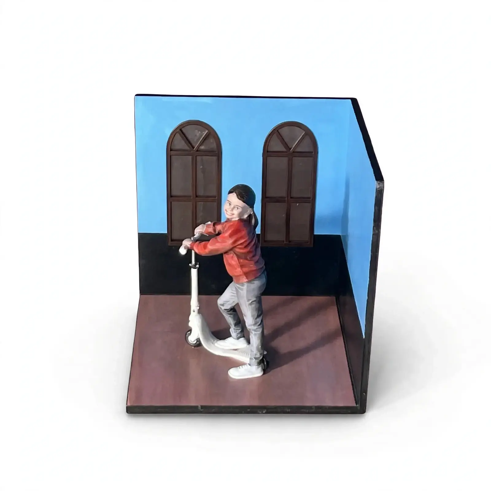 Diorama de habitación infantil con paredes azules y dos ventanas de arco marrón, niña en patinete vista posterior