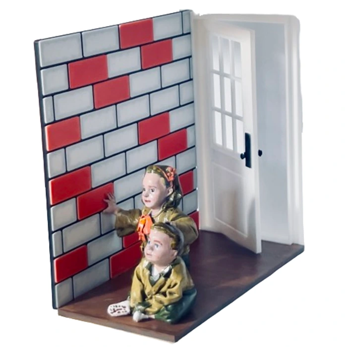 Diorama PLA 18cm con dos figuras de niños de 8cm junto a pared de ladrillo y puerta blanca - vista lateral