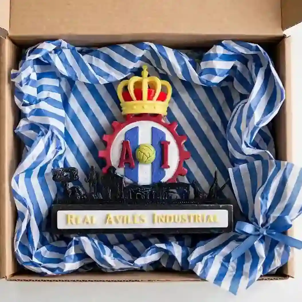 Figura Real Avilés Industrial en caja de regalo con papel de seda rayado azul y blanco - idea regalo blanquiazu
