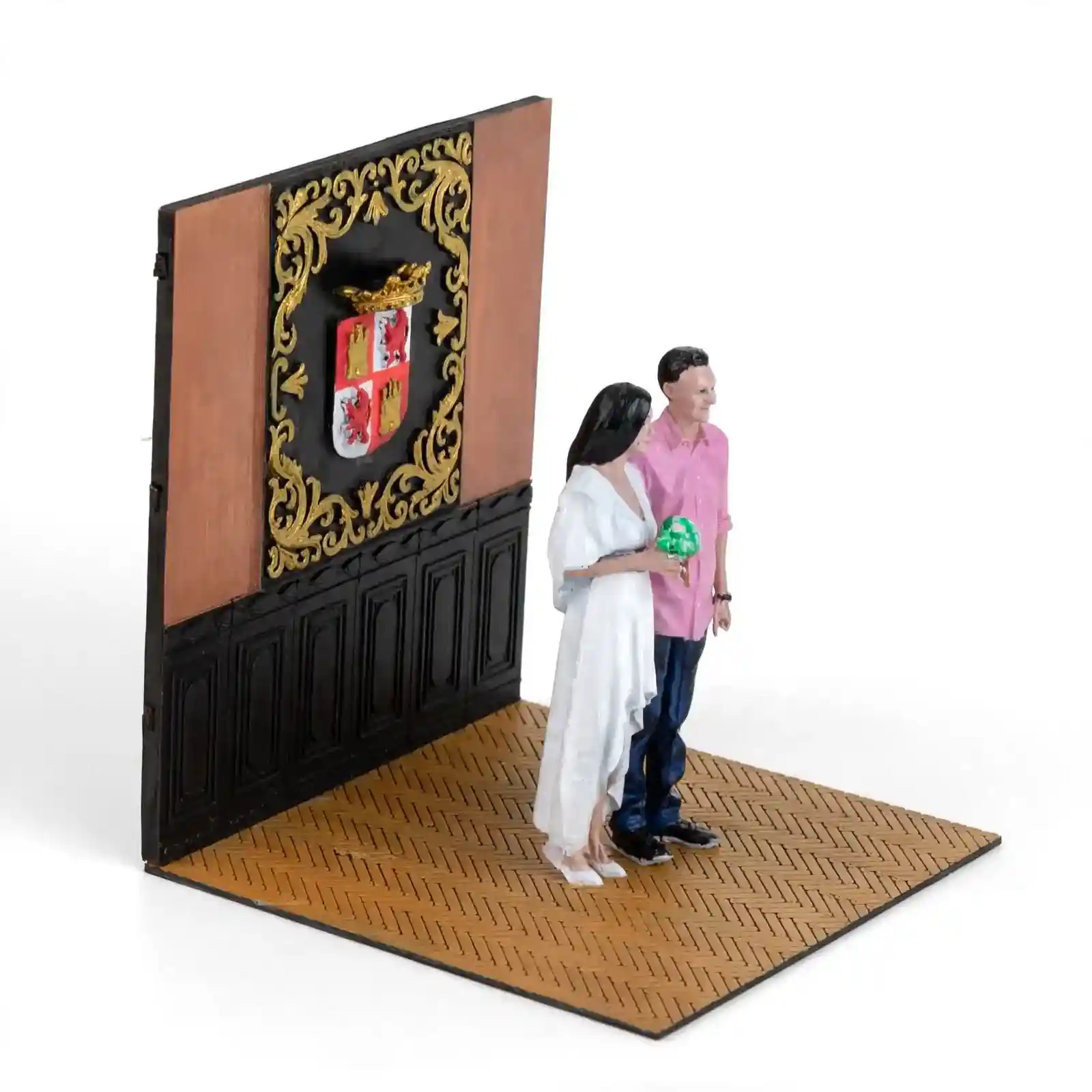 Diorama boda pareja lateral con escudo heráldico castillos y leones rojos y dorados corona real y marco filigrana dorada